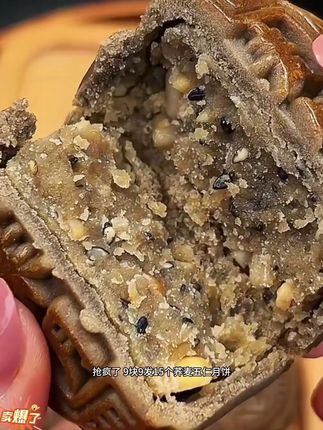 马上就要到中秋节了,月饼可以提前囤起来了 #正宗老月饼 ##真材实料纯手工月饼 #粗粮