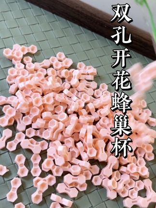 9.9米可以接200个顾客,太划算了吧、2个孔位刚好一位客人,干净又卫生,现在下单还送一个收纳盒,戒指杯和粘胶,姐妹们,好快冲吧#睫毛胶水杯 #双孔睫毛胶水杯 #美睫师必看 #美睫好物分享