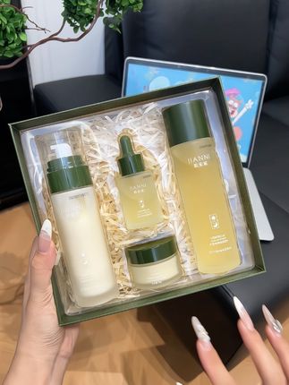 我的天呐~谁敢信这个价就薅到了积雪草熬夜四件套!皮肤暗沉小脸蜡黄的真的可以试试!#水乳套装 #薅羊毛的快乐 #护肤好物 #学生党好物推荐 #护肤