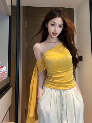 纯欲辣妹立体水钻点缀斜领露肩背心吊带女夏季新款修身显瘦小上衣#纯欲辣妹 #斜肩上衣 #修身显瘦 #露肩上衣