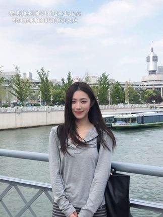 “你好 可以帮我拍张照片吗 我一个人出来旅游的”