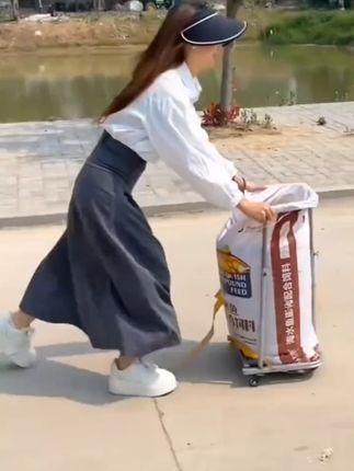 咱农民老铁又发明了这个好东西,就是这个撑袋器,以前咱们收粮装袋的时候都需要两个人,特别的麻烦费力。有了它就方便多了,一个人轻松干两个人的活又快又省力#农用工具#撑袋器