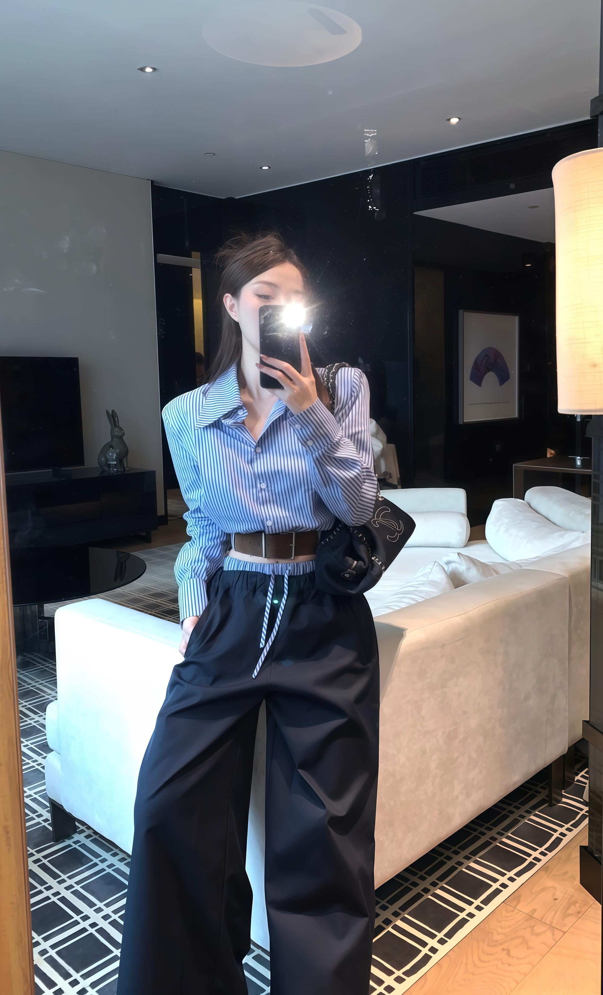 你说蓝色是你最爱的颜色💙。#奔向户外穿搭要帅 #在时装周看见东方美#请欣赏赵露思的今日穿搭#谁能拒绝舒华cleanfit风#秋冬穿搭新鲜感在线