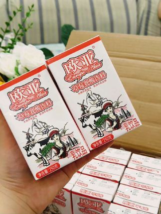 你们快去薅欧亚新出的这个酸奶 大羊毛啊! 现在是新品尝鲜价 到手这一箱里面有整整16瓶 你们看才啥价? 关键 它每瓶都是这种250克超大容量装的 因为云南大理那个地方山好水好 空气好 所以产出的牛奶品质也特别好 奶香浓郁 酸酸甜甜的 趁现在划算赶快点击下方链接购买吧!#欧亚牛奶 #好物推荐🔥#好物分享🔥
