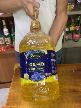 朋友们,每天一勺冷榨亚麻籽油,悄悄惊艳身边人!我已彻底圈粉,无限回购锁死! 配料表超干净,放心吃。亚麻酸含量50%-70%,一勺营养比10颗核桃还实在。 早上拌酸奶,清香到想舔勺;晚上淋沙拉,清爽无负担。宝妈滴进宝宝辅食也合适,老人小孩都能吃,真心推荐! #亚麻籽油 #健康食材 #强烈推荐 #今日分享 #食用油 @Dou+🔥上热门🔥