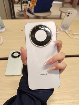 🔥荣耀X70 实用党闭眼入🔥  家人们谁懂啊!刚拿到荣耀X70就被拿捏住💘  ✅ 外观直接杀疯,素皮背板+金属镜头圈,高级感拉满,拿手里被追着问🔗  ✅ 影像绝绝子!矩阵镜头拍风景、人像都自带滤镜感,随手一拍秒出片,发圈被夸爆📸  ✅ 性能超稳,日常刷视频、玩游戏丝滑不卡顿,续航也抗打,一整天下来电量不用慌🔋  实用党、颜值控都能无脑冲!想要换手机的家人别犹豫,戳购物车直接开抢🎯  #荣耀X70 #手机推荐 #数码好物#3c数码 #荣耀系列@DOU+上热门 @DOU+小助手 @巨量算数 @巨量千川