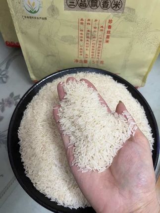 当季新米上新!台山丝苗米是真的绝,米粒软糯香粘、米香超浓郁,想知道被阳光吻过的米饭啥滋味?它来自阳光满满的岭南水乡,每粒米都吸足阳光精华,煮好的饭香软弹牙,一口就爱上!熟饭后粒散不粘、软硬刚好,入口带着淡淡稻香超唤醒味蕾,家里都回购N次了,你们一定要试试! #无限回购的宝藏单品 #优质农产品#大米#丝苗米#好吃到停不下来