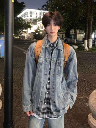 浅蓝色短款牛仔外套男款开春穿搭痞帅水洗美式牛仔衣褂子翻领夹克#秋冬都市硬核穿搭 #男生穿搭 #潮男穿搭 #夹克外套 #牛仔外套