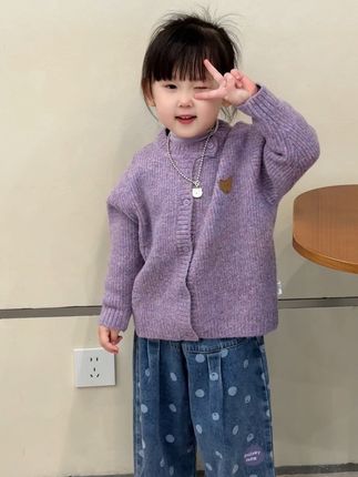 用青春养大的孩子 如今有了小大人的模样 原谅我的母爱滤镜 在我眼里你永远闪闪发光 即便生活被一地鸡毛填满 但依然觉得你值得#高品质童装 #萌娃穿搭 #秋季穿搭 #人类幼崽秋冬穿搭 #我的女孩👧🏻