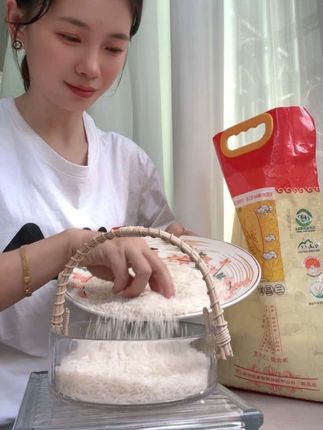 煮饭时香气慢慢漫开,软滑不粘牙,每一粒都分明有嚼劲。配家常小炒、做腊味煲仔饭都绝搭,连老广都常囤。这口地道米香,让寻常三餐多了份踏实的满足感。