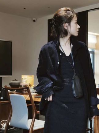 这件衣服真的太帅了!它是那种做旧水洗的肌理夹克外套,上身之后自带慵懒痞帅感,而且特别轻薄,穿上就跟没穿一样轻松自在。非常适合现在这个季节去穿,整体是偏休闲风的,但又带有一点正式感,不管是日常出门还是上班通勤都很合适,喜欢的朋友千万不要错过!#时尚穿搭 #小众设计感 #穿搭是为了取悦自己