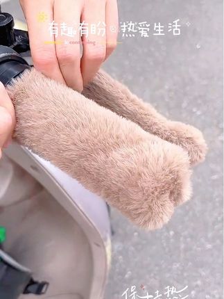 电动车把手套冬季毛绒保暖防冻电摩自行车通用电瓶车手柄套车把套#电动车把手套 #把手套 #毛绒保暖 #冬季必备 #强烈推荐 @巨量千川 @DOU➕小助理