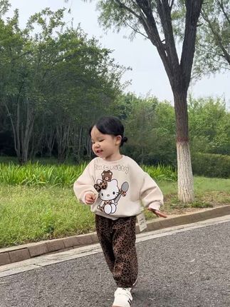 你问我全职带娃是为了什么为了她干净整洁的衣服为了她白嫩干净的脸庞 为了她一日三餐能吃上可口的饭菜为了她到点有人去接她放学为了她天冷能加衣天热有防晒为了满足她一切的成长需求如果你说这些谁都能做 那我也不愿意跟你辩解 懂得自然懂#女儿穿搭 #高品质童装 #生女儿就要这样穿 #陪你长大