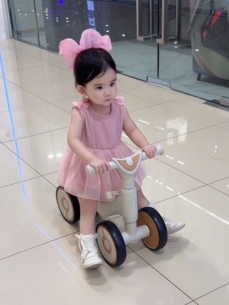 平衡车非常锻炼宝宝的四肢平衡能力,1岁以上宝宝都可以骑#儿童平衡车 #童车玩具 #带娃神器 #儿童玩具 #平衡车滑步车