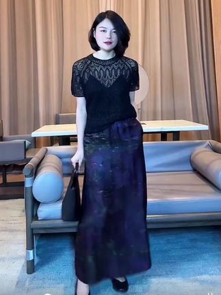 这件镂空上衣真的是太美了,整个若隐若现的感觉,而且它非常薄,很舒服,夏天穿完全没有问题。版型是宽松的,肚子上有肉、腰上有肉、胯上有肉的女生都能穿,因为它遮肉又藏肉!下面可以配牛仔裤啊,或者像我这样配一条白色裤子,超好看,赶紧入手吧!#百搭上衣 #优雅气质 #减龄气质 #洋气小衫 #气质范 @老谭私服
