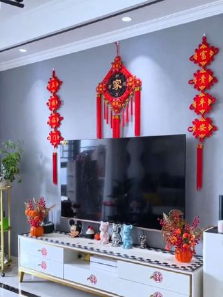 电视背景墙不做复杂造型,安排一套桃木中国结挂上,寓意好还特喜庆,纯手工制作,八鱼款,寓意着八方来财,好事成双,挂入户门玄关,一年四季都好好看。#中国结 #软装搭配 #电视背景墻#客厅装饰