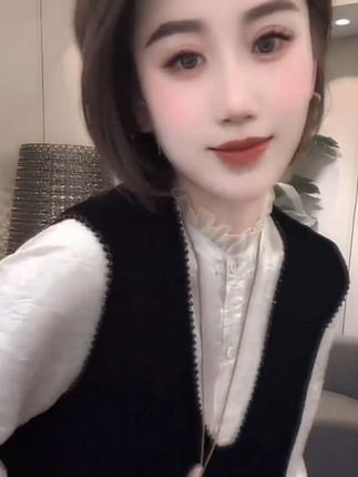 时尚浮光衬衫上衣+新中式丝绒马甲#两件套 #减龄气质 #显瘦遮肉#春秋穿搭 #谁穿谁好看