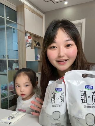 这款酸奶真的很有名,而且在网上购买会比实体店里便宜很多#日常生活 #太好吃了 #必备好物 #好物推荐🔥 #好东西一起分享