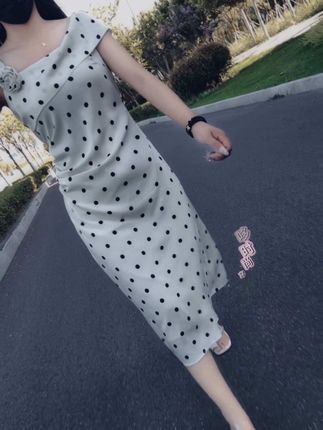 视频同款连衣裙 生活就是这样,你不能让每个人满意。不要为了讨好别人,而丟失自己的本性。再优秀,也得碰上识货的人,再付出,也得遇上感恩的人!#显瘦美式连衣裙 #夏季新款#波点连衣裙#穿搭#显瘦穿搭