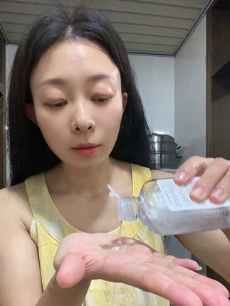 不管您三十、四十、五十,像你熬夜,皮肤暗沉粗糙没有光泽,上妆卡粉的,你就用这个甘油,它是配方温和,主打补水保湿,温和不刺激,抹在皮肤上。就是让你的皮肤细嫩滑,一直水汪汪的感觉,里面还添加烟酰胺,帮我们皮肤提亮肤色,原头厂家发货,需要的点击下方购物车#甘油#自用好物分享
