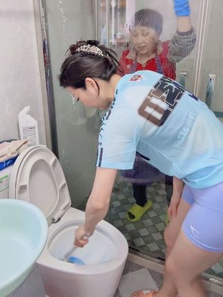 刺个马桶,洗马桶一定要用洁厕剂,我家用来用起还是喜欢这个洁厕剂,松木香,洗的干净!#洁厕剂#点击下方小黄车购买