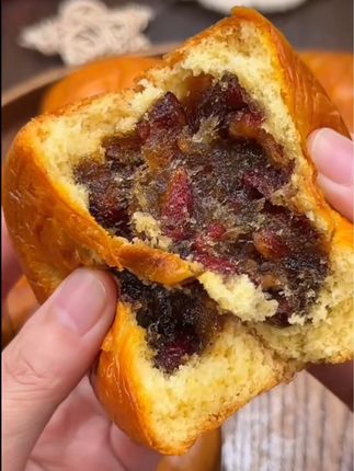 蛋月烧外皮酥脆松软,吃起来内里甜而不腻 没吃过的宝子们一定要试试 #妈呀太香了#好吃到停不下来 #大人小孩都爱吃