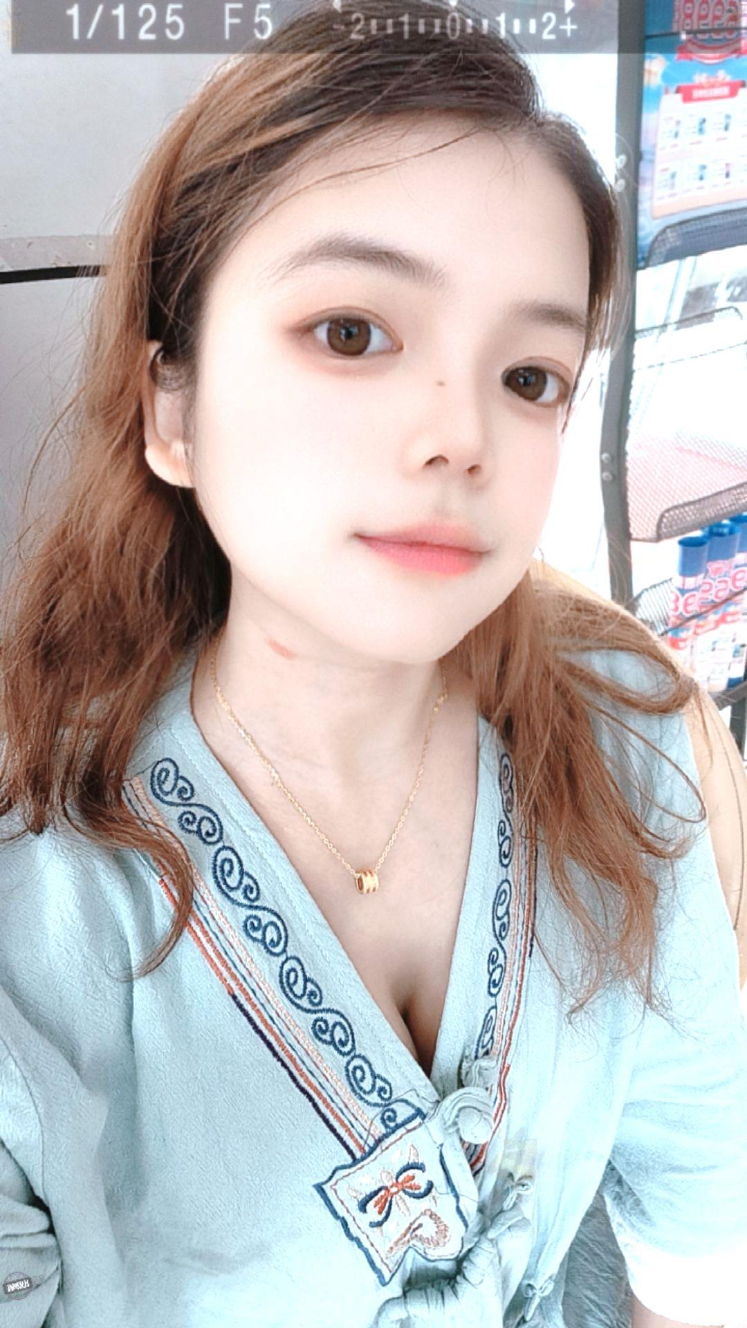 26岁离异5年,如果再婚我要求,第一嫁到你家去,必须能吃饱饭,填饱肚子,第二,要有一个代步工具,,一辆电瓶车就行,第三,我不要求你买房,但是家里一定要有一套自建房属于自己的,第四,你的父母不能为难我,第五,我不跟你三金五金,我也不跟你要彩礼,但是你要多包容我一些,多心疼我一些多爱我点,不能Piao,不能赌,能和我好好过日子,这样的要求不过分吧? #离婚的女人90后