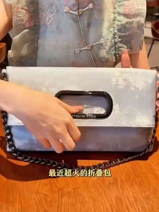 给你们找到了这款最近超火的新中式折叠包,容量大,日常出门完全够用了,还有多种背法,都特别百搭 #折叠包包出门必备 #大容量包包 #新中式折叠包 #包包推荐 #上热门 @DOU+上热门 @DOU+小助手 @抖音小助手