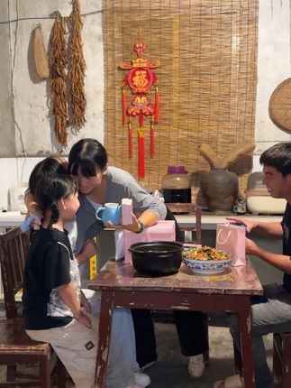 与其说我养你们,还不如说是你们在治愈我陪伴我,丰富了我的人生,温柔了我的生命…#我的乡村生活 #纪录美好生活 #农村美食 香辣牛蛙