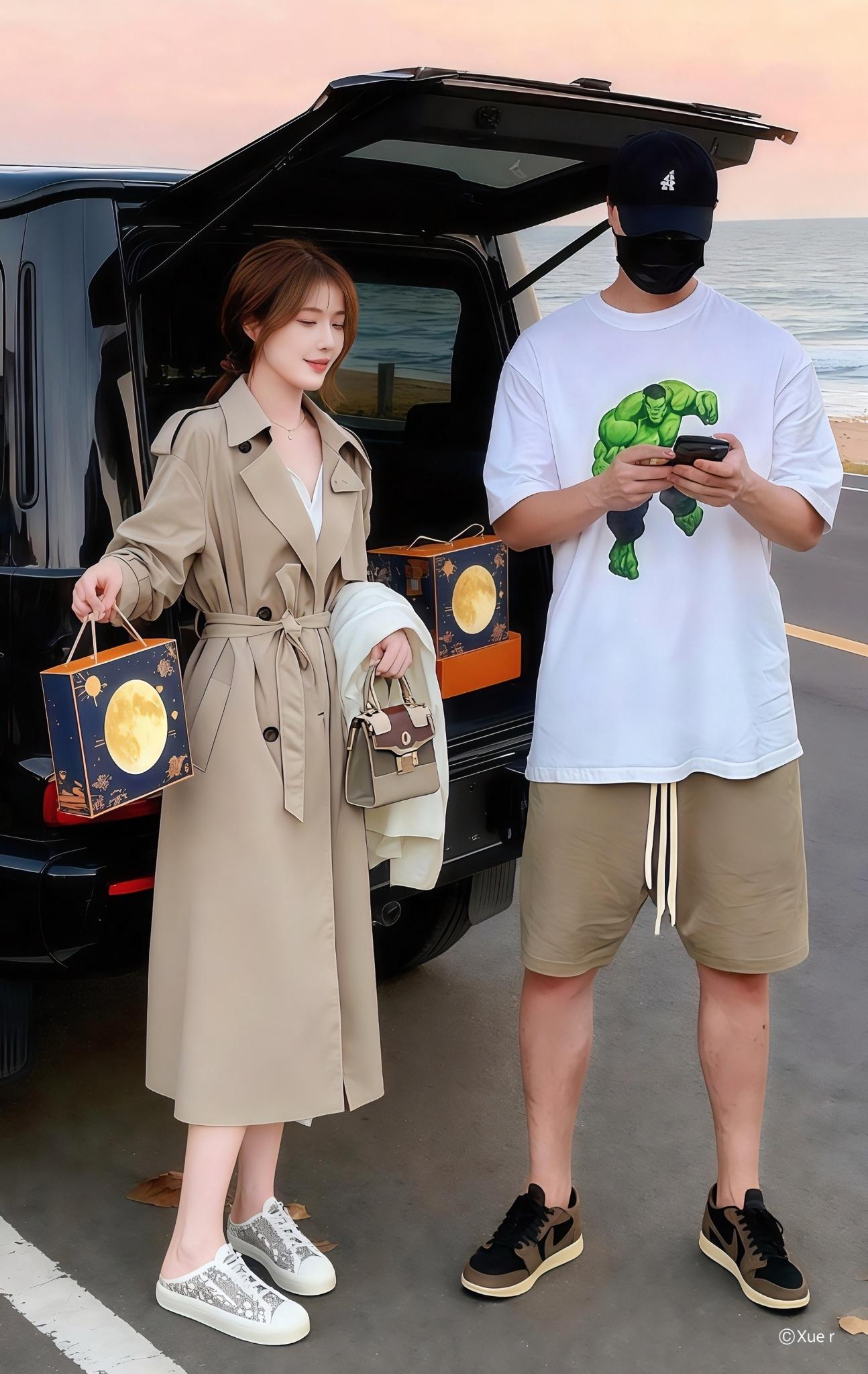 《海岸晚风与中秋礼盒的秘密奔赴》 深秋海岸,晚风卷着落叶轻舞。她一袭卡其色风衣,腰带束出优雅腰线,手里的手提包精致小巧,脚下的亮片小白鞋在暮色里闪着细碎的光。他穿件印着绿巨人的白T恤,卡其色短裤随性自在,黑棕拼色运动鞋衬得身形挺拔。 车后备箱敞着,几盒中秋礼盒在暮色里泛着金辉。他低头专注看手机,她却悄悄侧眸,风衣下的手攥紧了礼盒提手——那是她跨越山海,借着送礼盒的由头,奔赴的一场蓄谋已久的相见。海岸的风还在吹,礼盒的甜香混着他身上的气息,成了这个秋天最温柔的秘密。 #被秋日氛围感穿搭拿捏了#早秋穿搭公式来了#轻松解锁秋季穿搭#早秋冷例又随性的气质穿搭通勤穿搭如何摆脱土气感#风衣才是秋季最好的单品