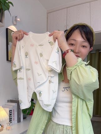 #童泰 专为新生儿设计,蝴蝶哈衣款式穿脱超方便,双层护肚,贴心守护宝宝小肚肚不着凉,柔软面料亲肤透气,宝宝穿着超舒适。#待产包 #孕期囤货 #连体衣 #巨量千川