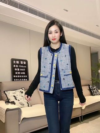 姐妹们,我真的太爱这件小香风马甲了,秋日必备单品,不管是搭配打底还是衬衫都超好看。这个季节外面套个小香风马甲刚刚好,既时尚又保暖。而且它的版型很绝,上身效果超级赞,不管是上班通勤还是出去玩都很合适,喜欢的朋友赶快入手吧!#小香风马甲 #小香风马甲搭配 #马甲 #马甲外套 #无限回购的宝藏单品