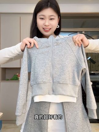 LuLu风两件套也太好看了吧~秋天就要给女儿穿的美美的,百搭又洋气!上身慵懒风超模既视感,太高级太上档次了!中大童亲子款,闭眼冲!#高品质童装 #面料柔软舒适 #生女儿就是用来打扮的 #女童套装 #秋季穿搭