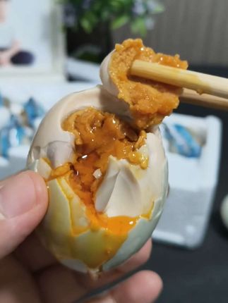流油的海鸭蛋,咸香沙软,每一口都超满足!#三客游咸鸭蛋 #吃一次就忘不了的味道 #三客游特大烤海鸭蛋