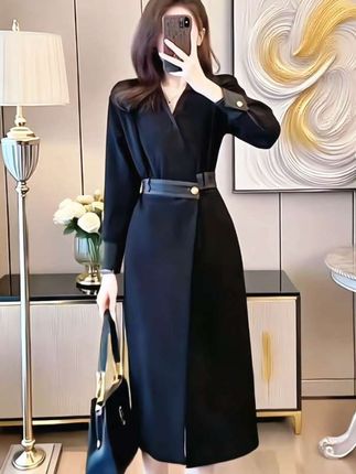 春秋赫本风小黑裙女,高知范长袖收腰设, 显瘦遮肉中长裙 日常通勤大方得体穿搭,内搭外穿都好看#高级感穿搭 #显高显瘦显腿长#赫本小黑裙#初秋一周不重样穿搭#毫不费力地打开初秋穿搭