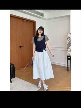 张阿星【悠闲度夏】假两件撞色圆领百搭T+白色遮肉半裙 #穿搭日记 #上热门 #穿搭喜欢我关注我 #穿搭分享