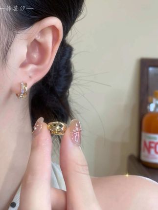 戴上就很惊艳的质感金色耳扣,上耳轻奢又高级#美出高级感 #首饰分享 #耳环搭配 #耳环控 #时尚饰品