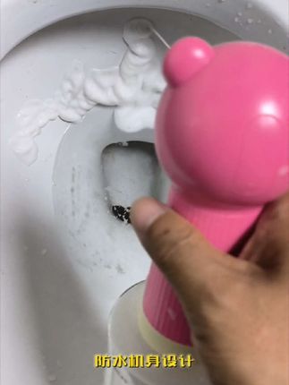 #动物综合想要在家给狗狗洗出泡泡浴,就用这个宠物起泡机,先倒入沐浴露和水,再摇晃一下,一键就能快速出泡,泡沫丰富又绵密,用它洗狗真的太方便了!能深层渗透毛发,清洁更彻底,还能节省沐浴露,而且用水一冲就干净了,关键价格便宜又好用,在家洗狗就用它了。#来旺兄弟 #泡泡机