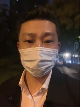 四时开关窗 #黄帝内经 关于四季如何让我们住宅内的空气更适合人体。(详细时辰) 1,春三月,《风邪》(凌晨3到9点不开窗),比如早起不开窗,9点后出门需开窗至晚上睡觉前关窗。 2,夏三月,《暑邪》(早上9点至下午3点必须关窗),比如早上9点后出门必须关窗,待傍晚回家时打开窗户至早上9点前。(睡觉时间都在开窗时辰内) 3,秋三月,《燥邪》(下午3点至晚上9点必须关窗),比如上午中午都可以开窗,下午回家到睡觉前必须关窗,睡觉时间可开窗。 4,冬三月。《寒邪》(晚9时到凌晨3时必须关窗),比如整个白天都可以开窗,但晚上回到家至次日起床前必须关窗。 ——以上所指在太阳照常升起的天气状态下,比如夏季白天遇雨天,便可开窗,冬季白天遇雨雪天,那就同晚上不可开窗。#道家文化