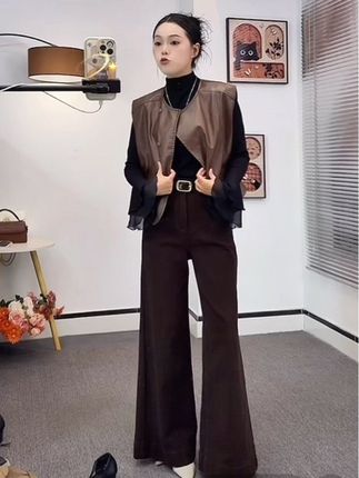 美拉德迷咖棕高腰复古裤2025宽松直筒阔腿喇叭裤显瘦拖地牛仔裤~复古PU皮马甲,一套搭配美丽翻倍#森系少女感穿搭 #通勤穿搭万能配色公式##秋日户外就穿琥珀系#琥珀系拉抽屉变装#预制国庆出游穿搭