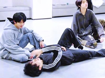 “倒吧 摔了 朱志鑫负责”“我现在估计有点遭不住” #穆祉丞 #王橹杰 #朱志鑫 #苏新皓 #左航