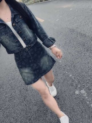 我没变,只是心情变了,我还是我,只是面对现实,多 了点无奈,多了点沉默,所有的事情都抵不过时间,让 人成熟的不是年龄,而是经历。#穿搭
