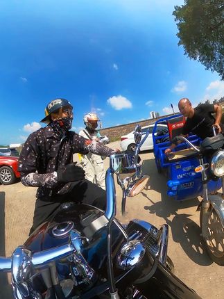 #vlog日常 #机车摄影 #那些被头盔封印的颜值 国庆期间出去骑行溜达,看到了🈲外市级摩托,也遇到了好的小店老板,太晒给摩托盖上防晒罩,生活就是这样有好有不好,这可能就是生活