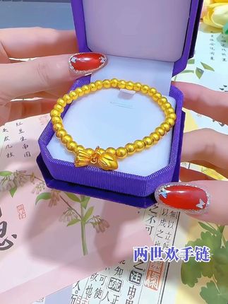 手链赛道文案素材 - 回复 @雨露爱分享的评论 一身穿搭的高级感,往往藏在腕间配饰里✨
这条两世欢手链真的是长在审美上
饱满圆珠搭配莲花莲蓬吊坠,触感温润
巧妙修饰腕线,东方独有的温婉韵味
可调节链身,各种手围轻松驾驭
日常单独佩戴低调雅致,旗袍、通勤装、休闲衣都能搭配
轻轻抬手,雅致氛围感不言而喻
#两世欢手链 #国风手链 #日常配饰 #精致首饰@DOU+小助手 - 雨露爱分享作品