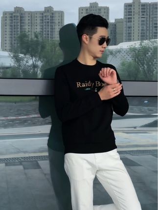 每一片亮片都在光影中跳跃,这件卫衣让你成为街头独特的存在 #潮流穿搭 #气质范 #卫衣穿搭