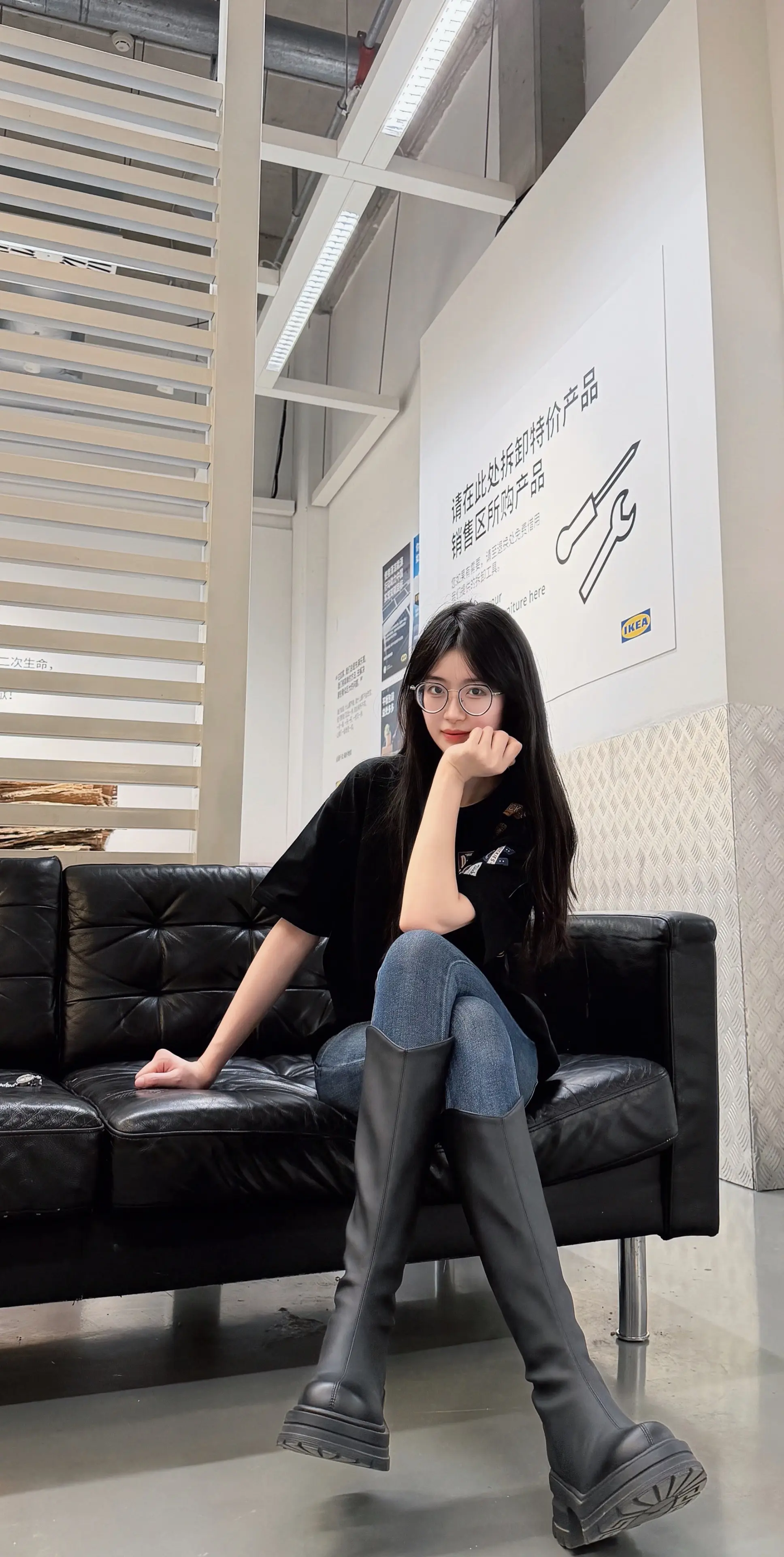 我就是在吸引你的目光 你舍得离开么。#牛仔裤 #高个子女生 - 抖音