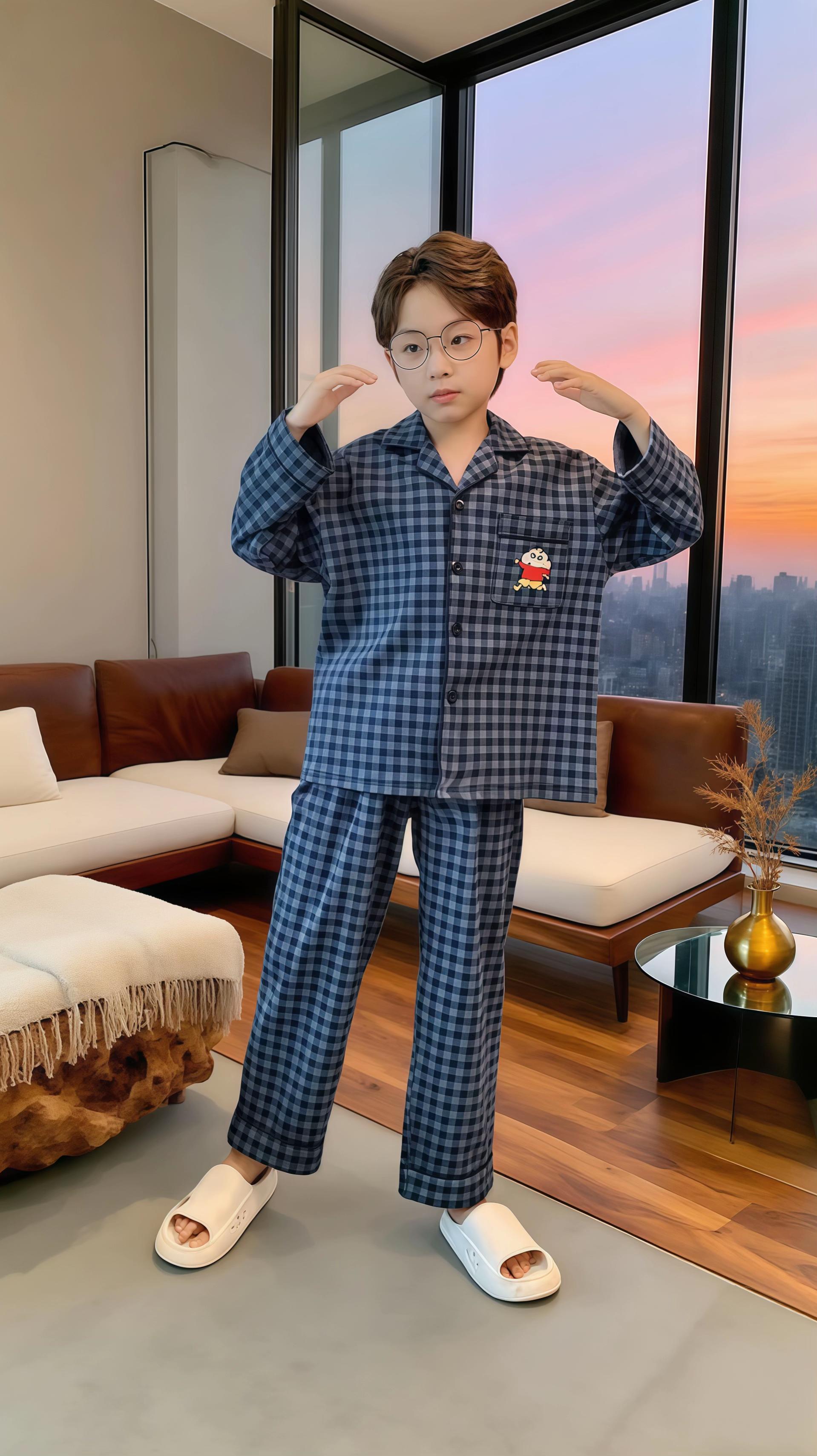 露台黄昏的“格子睡衣小少年”晚霞把城市染成橘子色时,小宇穿着蓝格子睡衣,脚上趿拉着白拖鞋,站在露台边比了个小姿势。他盯着窗外渐亮的灯火,突然推推眼镜:“妈妈你看,睡衣上的卡通小人,好像也在看黄昏呢!”说完还把睡衣口袋拍了拍,仿佛在跟口袋里的“小伙伴”打招呼,连旁边的皮沙发,都像在悄悄衬他这副“居家小大人”的模样~ #男童睡衣 #儿童日常 #黄昏露台 #童真小少年 #居家童趣
