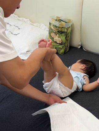 月子里最废的就是一次性隔尿垫了。新生儿尿便频繁,每次换纸尿裤的时候,它就又拉了。现上这种一次性的隔尿垫就方便多了,吸收快不反渗,一片才毛毛钱脏了直接扔也不心疼,德佑母婴大品牌,待产妈妈放心整#德佑 #隔尿垫 #母婴好物