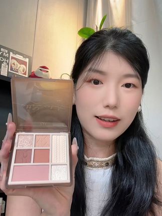 AKF03色号的眼影盘,日常化妆一盘就够用了#眼影盘 #平价彩妆 #神仙眼影盘呀 #美妆 #美妆分享