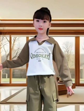 #创作灵感 女童春秋工装套装来了!韩版POLO领卫衣配工装裤,洋气又利落。中大童尺码全,春秋穿舒适自在,省心选~ #高品质童装 #女童套装 #运动休闲套装